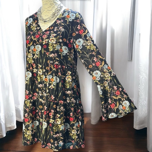 Altar’d State Small‎ Women’s Black Floral Boho Bell Sleeve Mini Dress Flowy - Picture 5 of 7